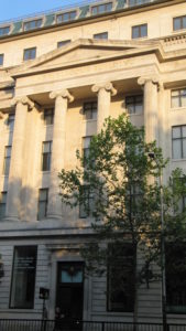 Entrance_to_Wellcome_Trust_building_Euston_Road_London